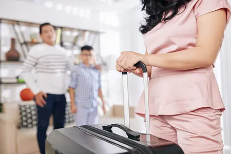 Maintenir le bon fonctionnement du foyer : Un guide pour gérer les tâches ménagères quand un parent voyage pour le travail